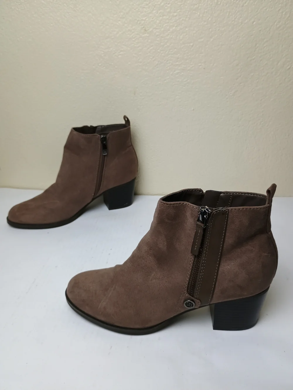 Liz Claiborne Salem 8M Brown Suede Ankle Booties with Block Heel Side-Zip